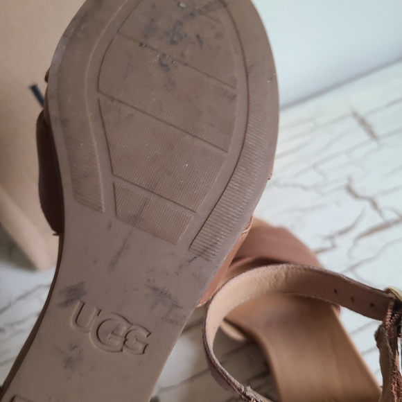 UGG Wedges 6.5 Very Good Condition - Picture 4 of 7
